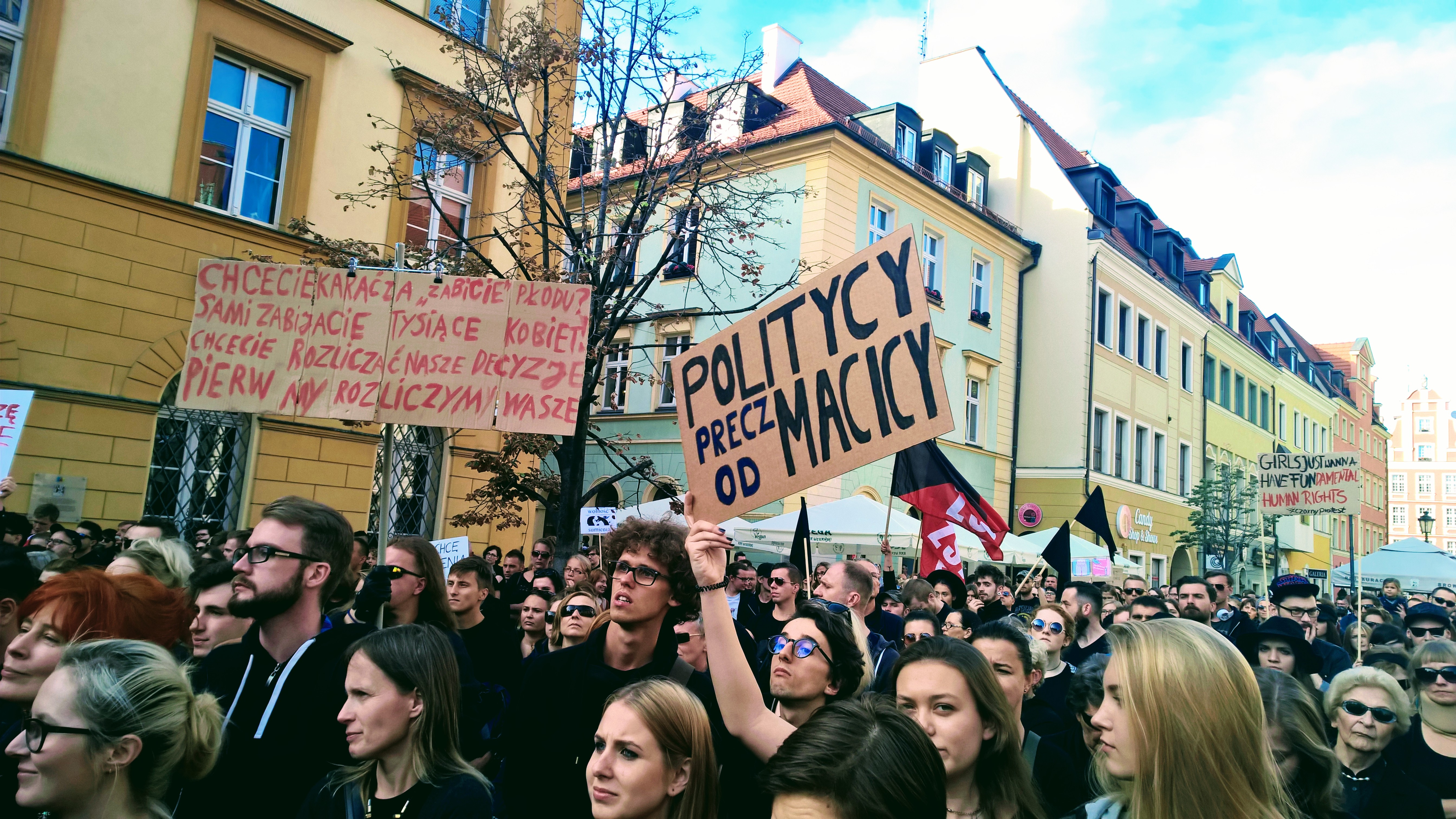 Warszawa odkrywa, iż żyje w Polsce w kwestii aborcji