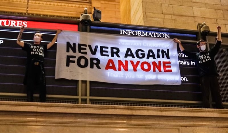 Siedząc okrakiem na płocie