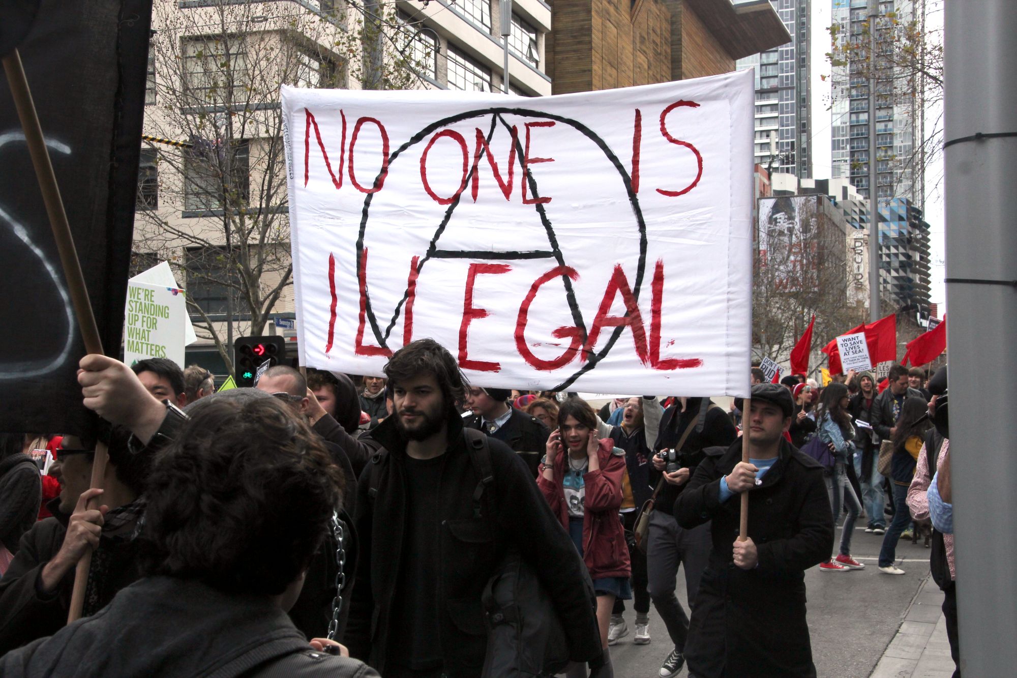 W Wielkiej Brytanii rząd także licytuje się ze skrajną prawicą w kwestii migracji