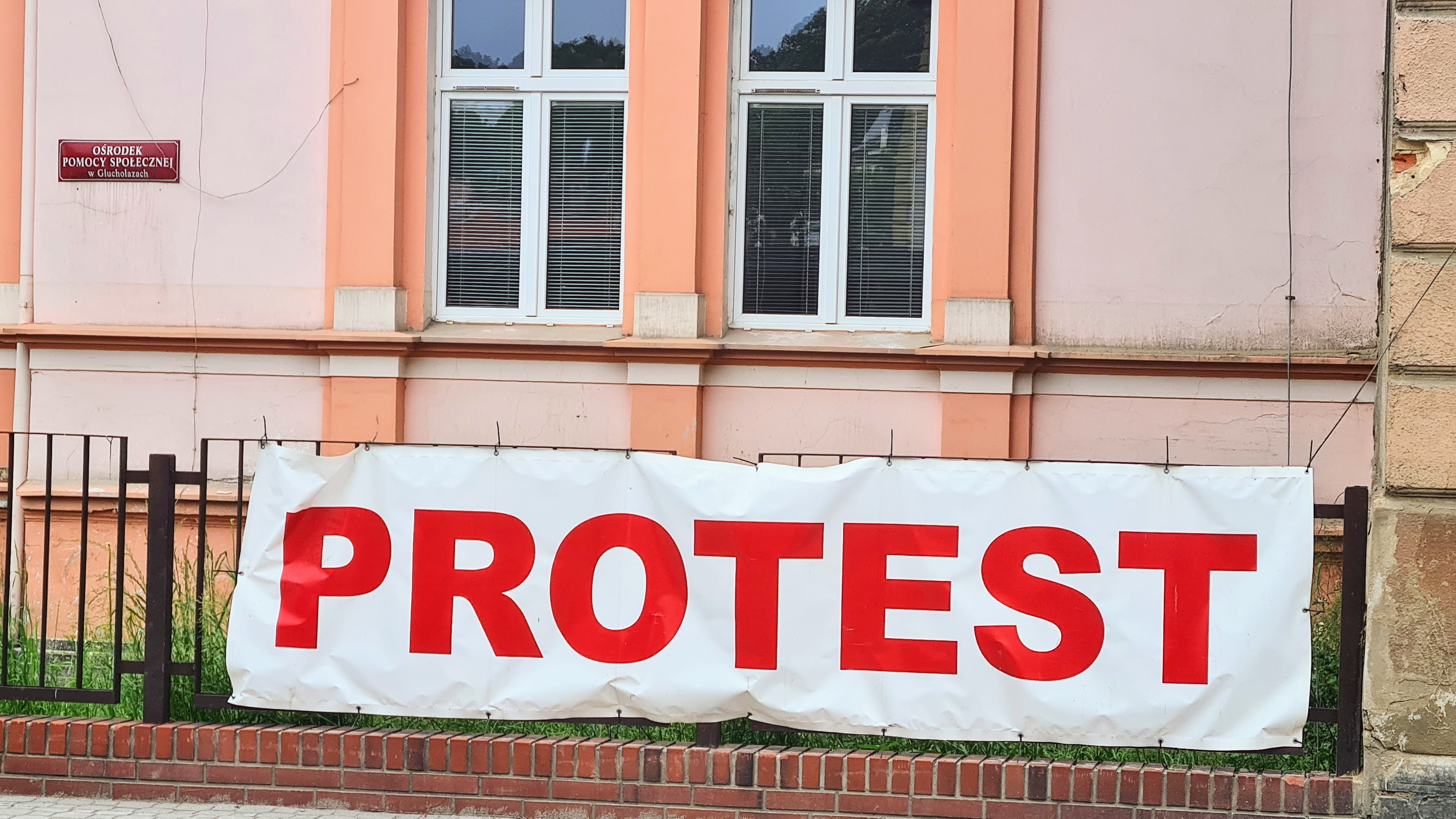 Rząd: Nie będzie podwyżek dla pracowników socjalnych, „bo Unia tak każe”