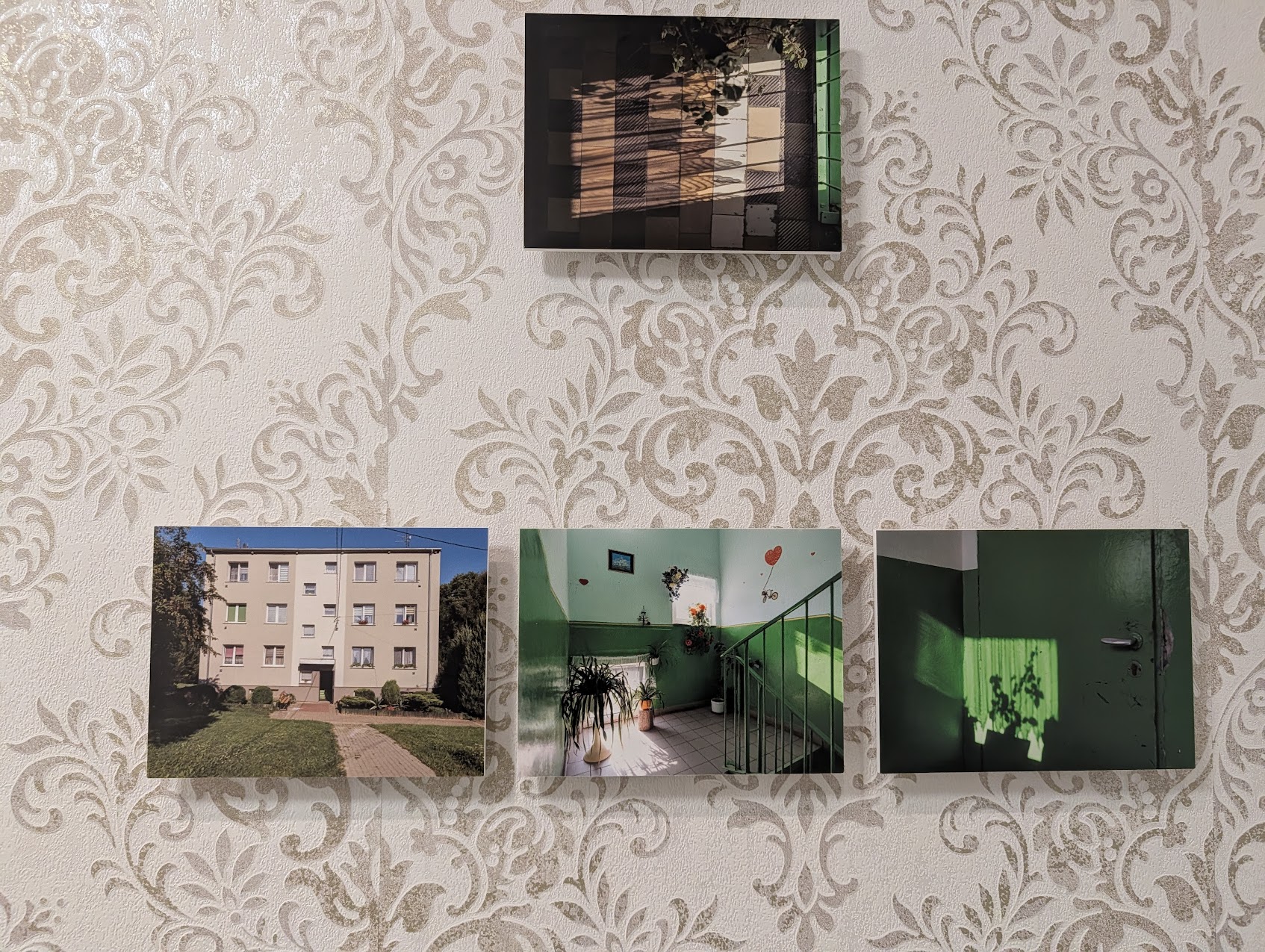 Ukryte szczątki i kwiaty w ogrodzie